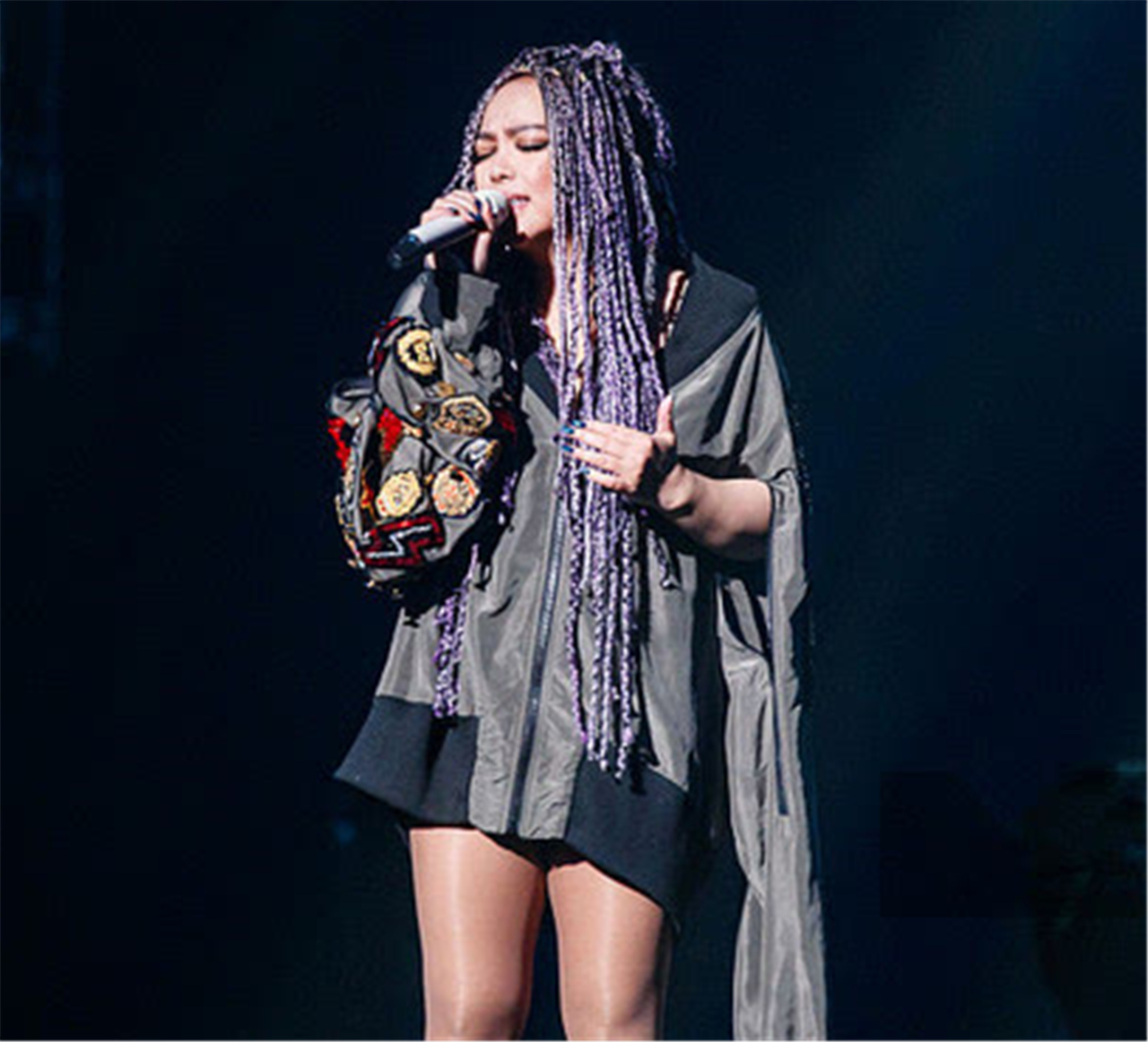 张惠妹压轴献唱台北跨年演唱会,身材发福明显,网友:快超越韩红