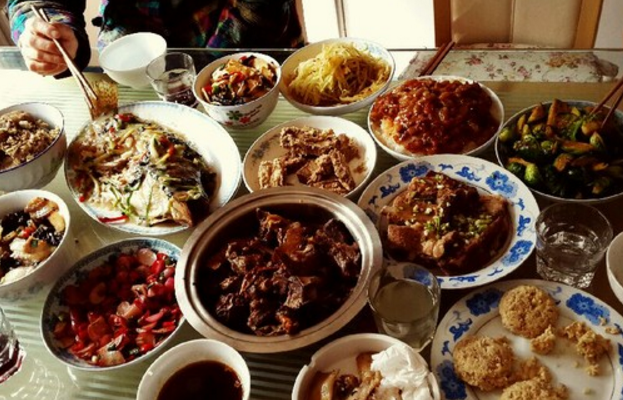 看80年代的年夜饭照,再看现在的年夜饭,曾经热闹的年味哪儿去了