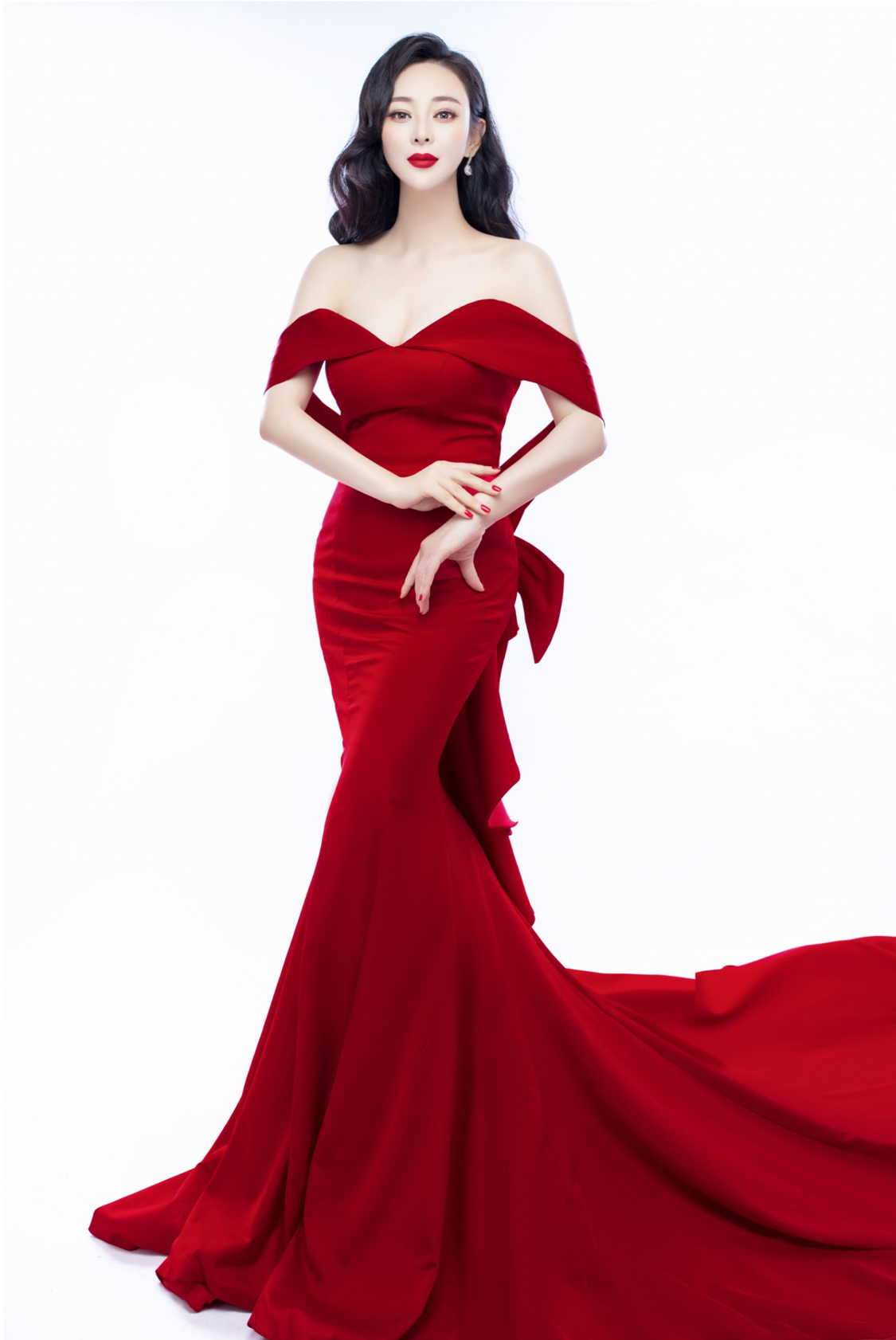 演员刘朵朵礼服飞扬展现大气风采