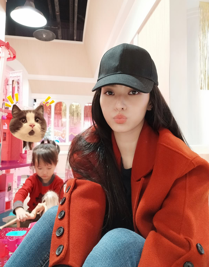 郑云灿晒女儿一个人玩芭比娃娃自娱自乐,还感慨带娃是个体力革命