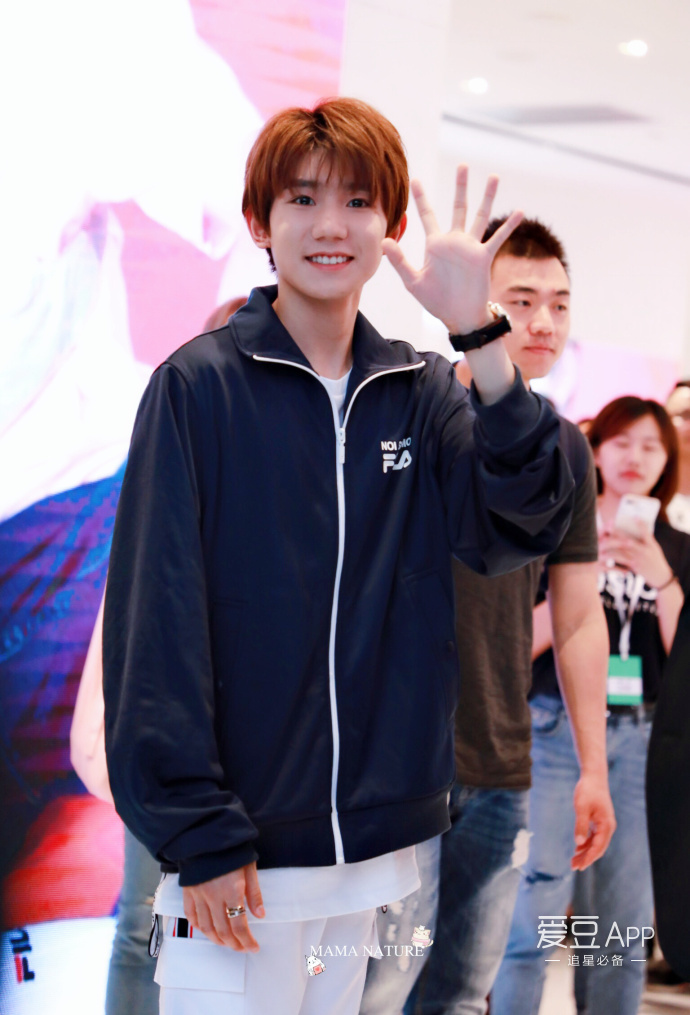 王源联名款运动鞋发售 限量鞋款遭疯抢