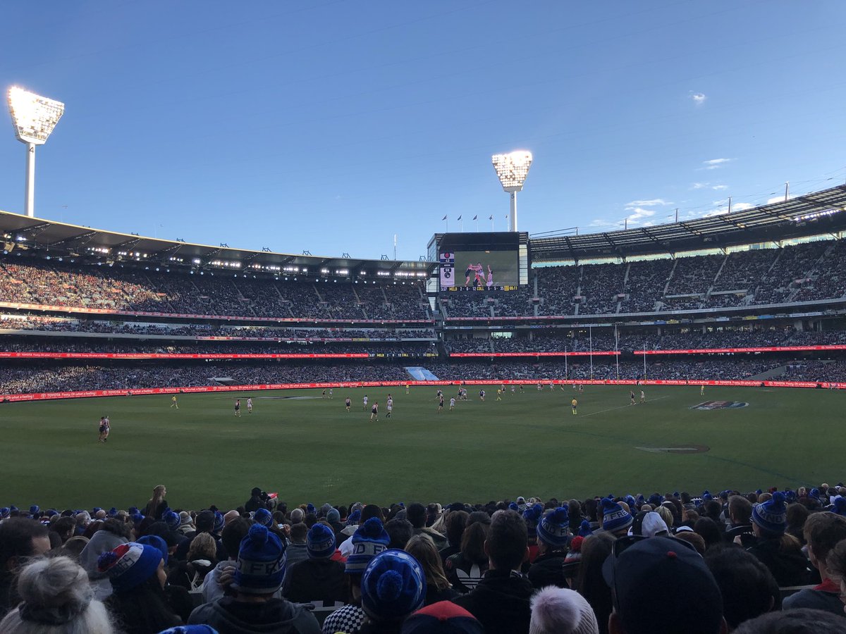 戴拉维多瓦晒出自己在现场观看澳式橄榄球比赛的照片