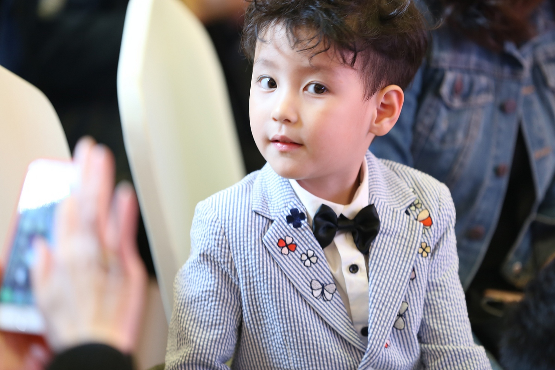 最近,有网友爆出了一组kimi的近照,真是让人惊叹不已!