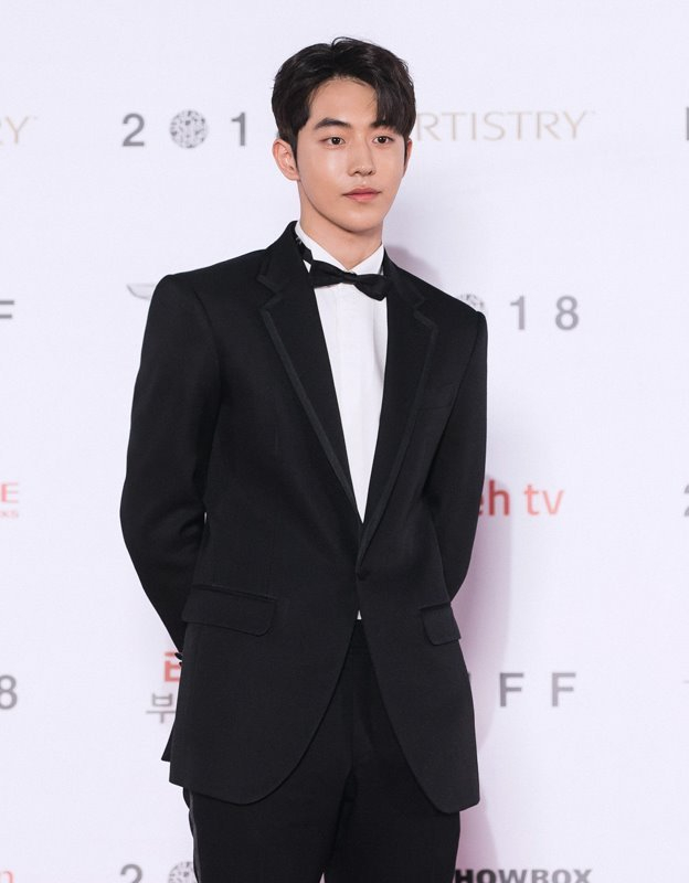 韩国演员南柱赫出席活动,黑色西装英俊潇洒,188的身高惹引人瞩目.