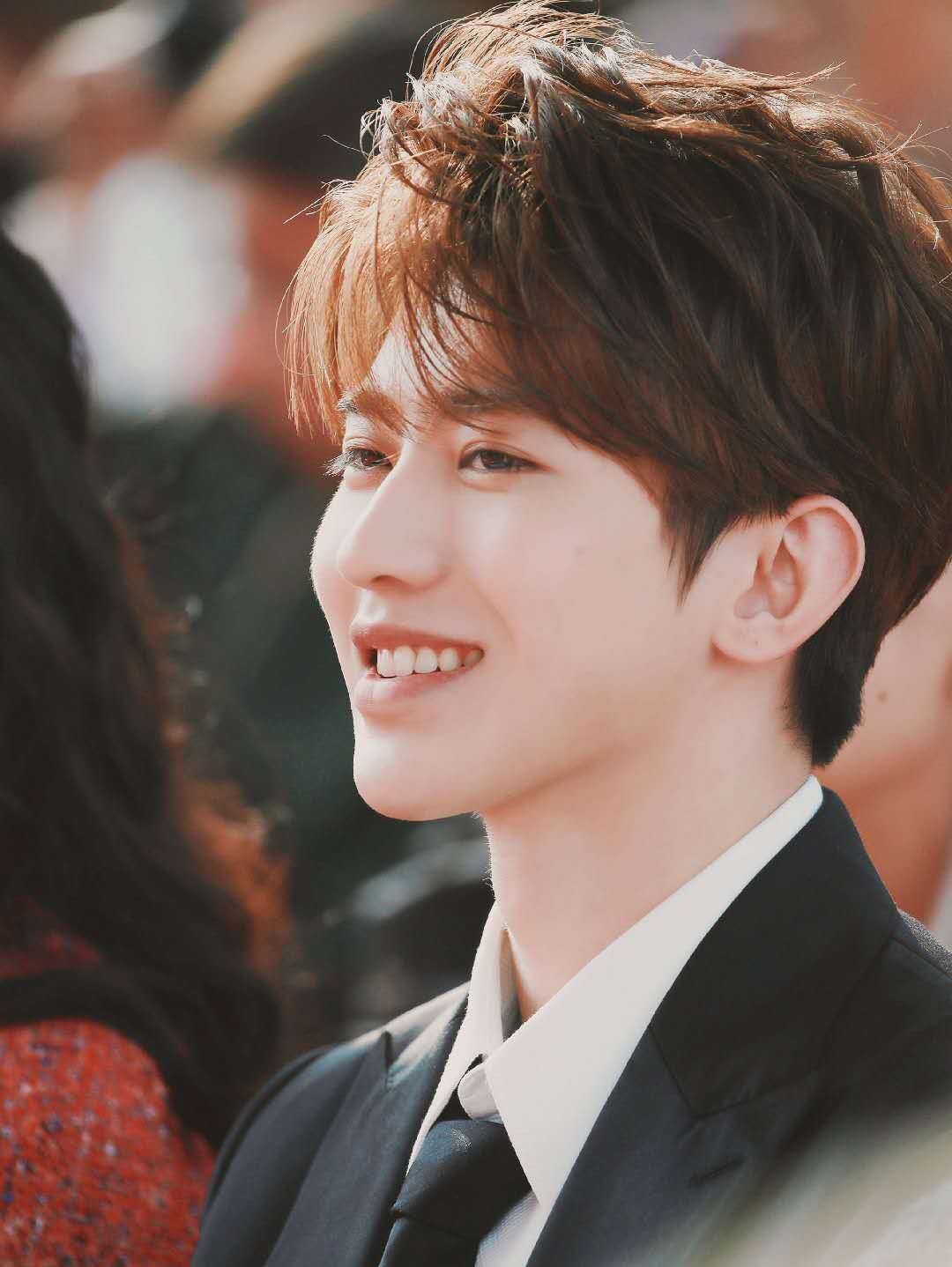 男星睫毛杀:阳光下的蔡徐坤笑得很温柔,朱一龙也太迷人了吧