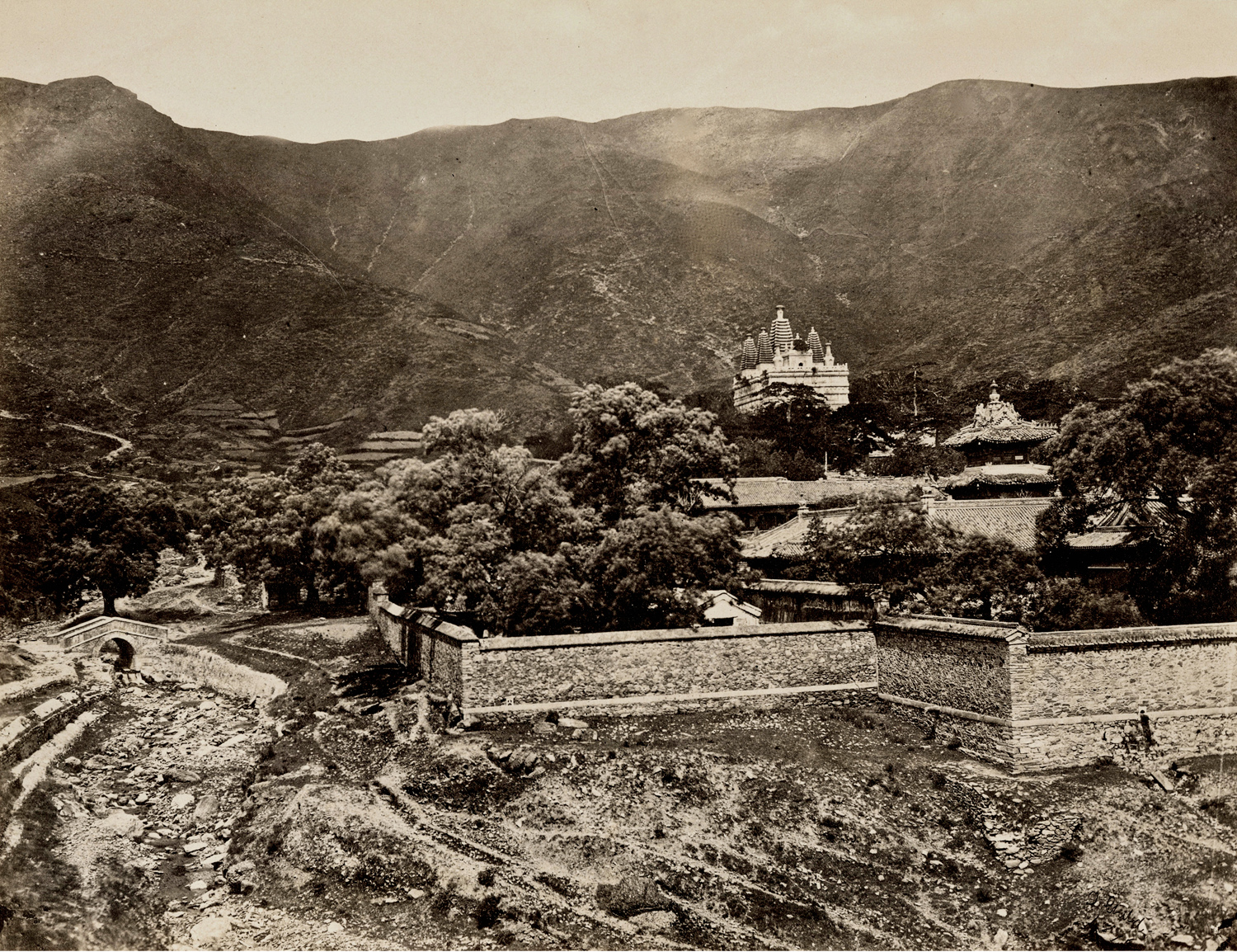 明孝宗的乳母助圣夫人罗氏在山前建园静寺,清初,曾作宫廷养马的草料场