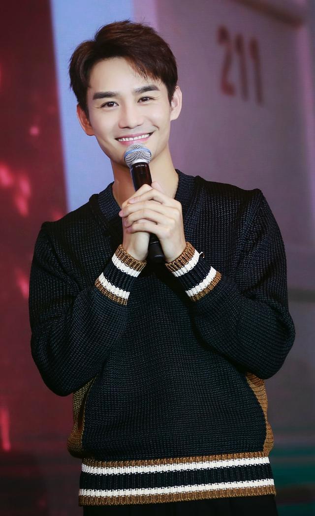 穿v领毛衣笑如暖阳,脖颈线精致的令人羡慕,王凯偏分短发才叫帅