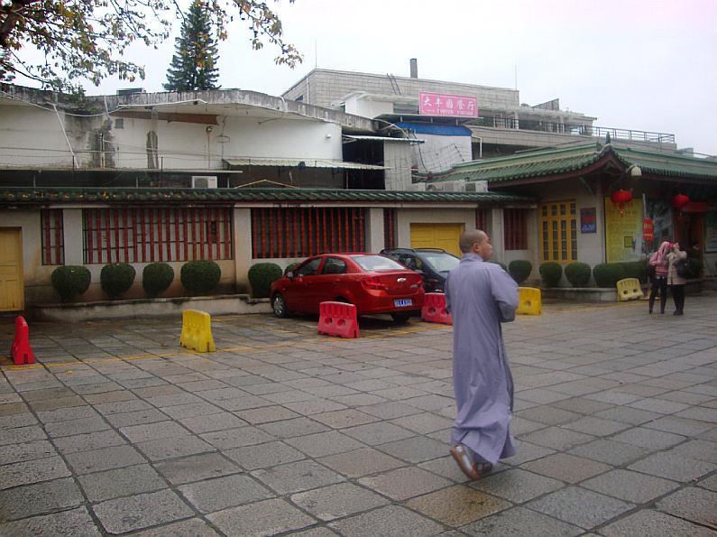 厦门大学对面南普陀寺,寺内行色匆匆的和尚.