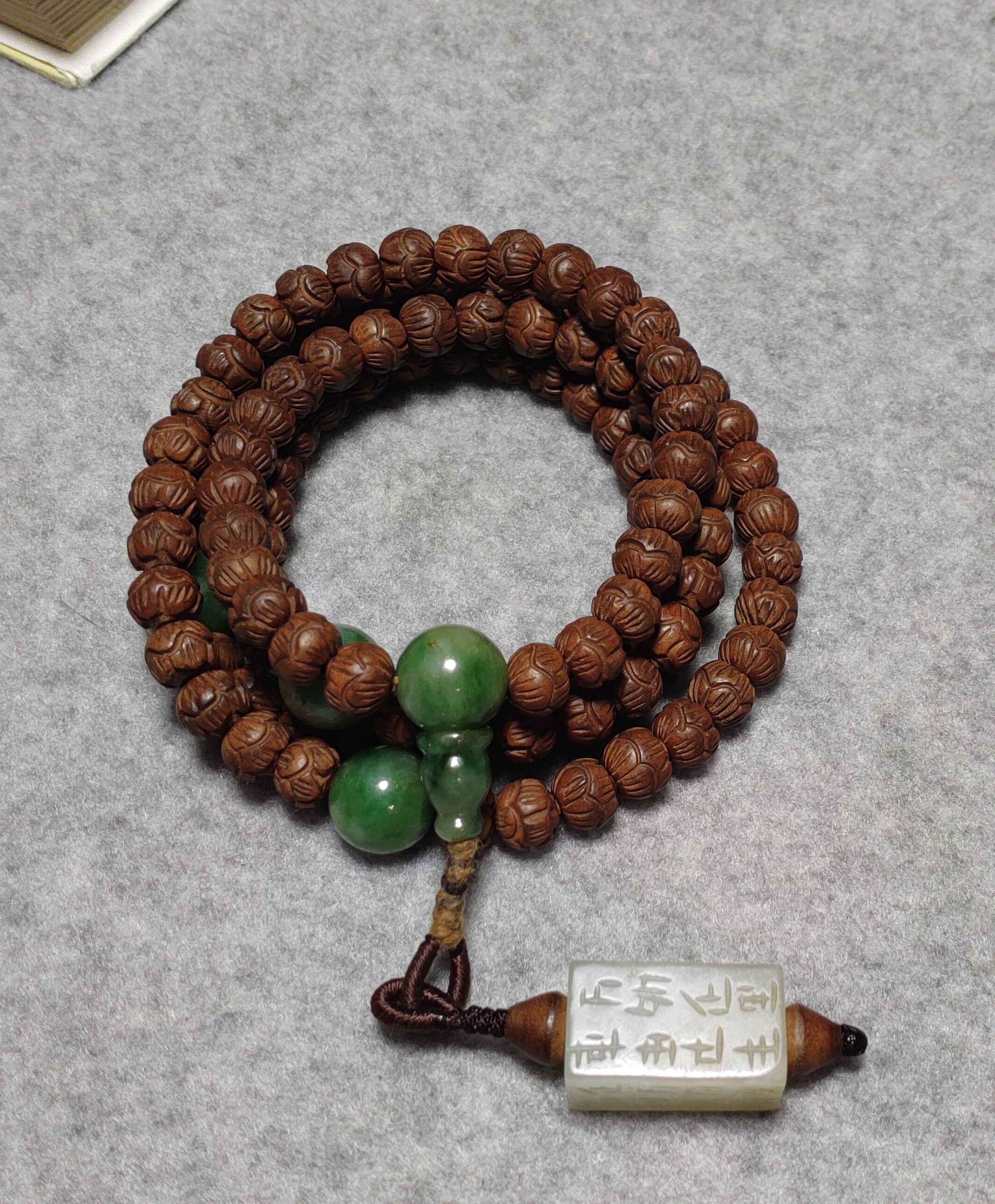 沉香木佛珠,搭配翡翠珠和玉勒子大气稳重