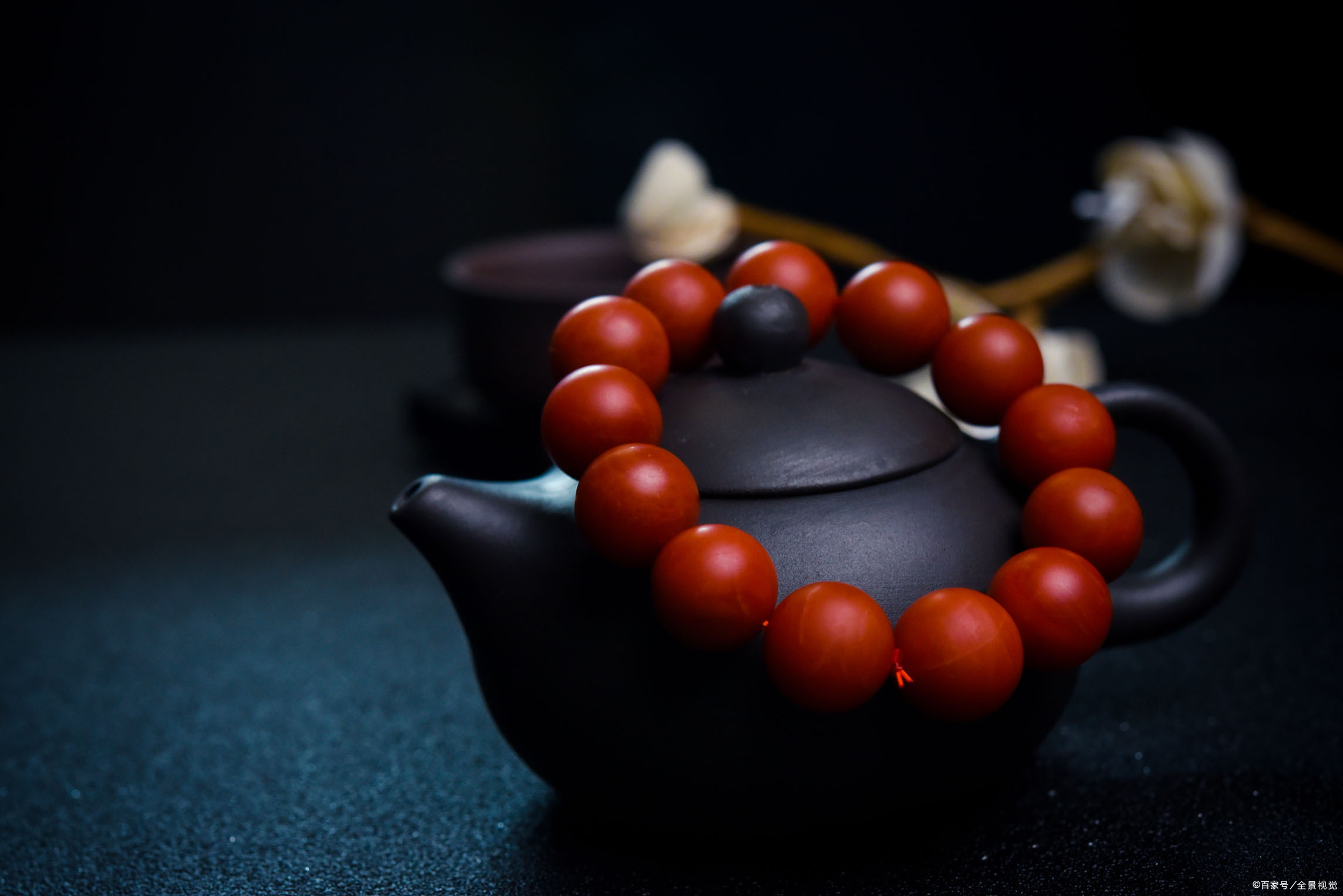 老南红玛瑙的产地为 甘肃迭部与云南保山,除去这两个产地以外,尚未