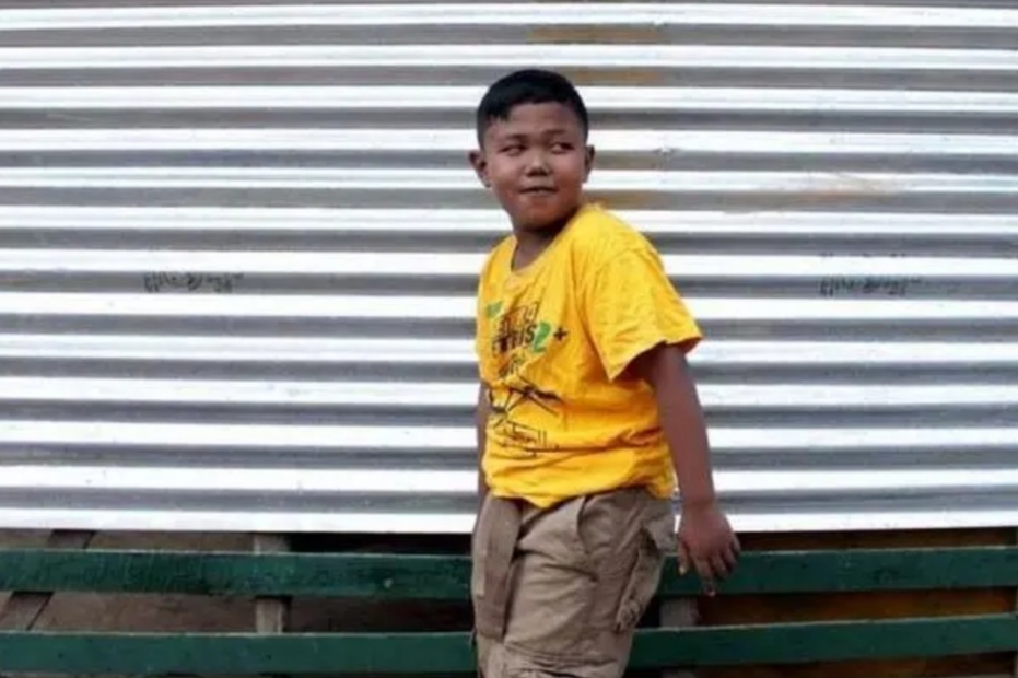 还记得曾一天抽40根烟的网红小男孩吗?8年过去,现在变成啥样?