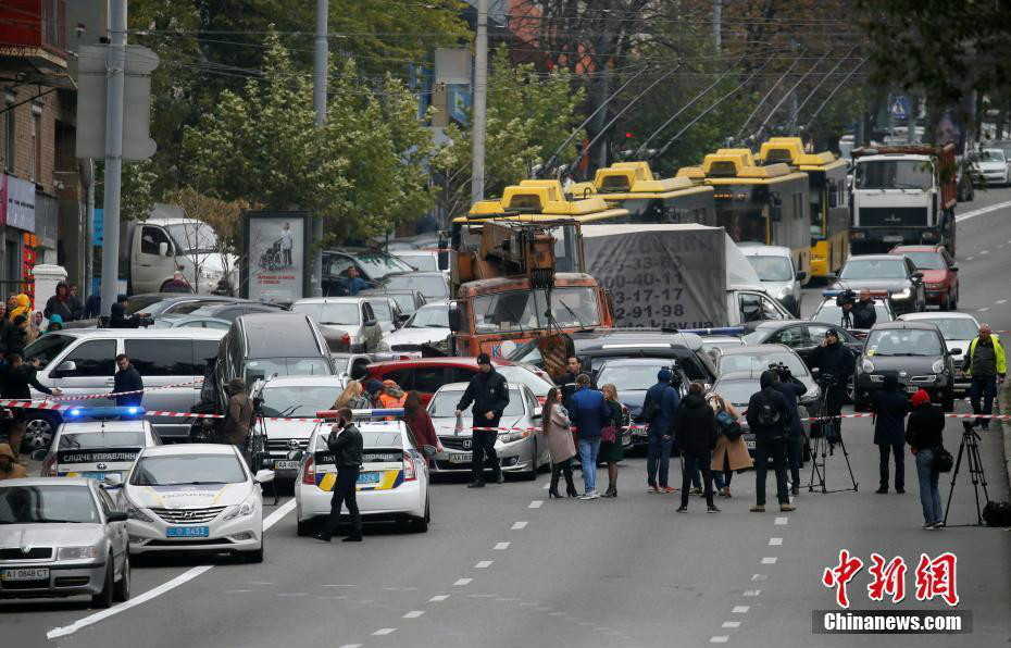 乌克兰发生交通事故 约17辆车连环相撞