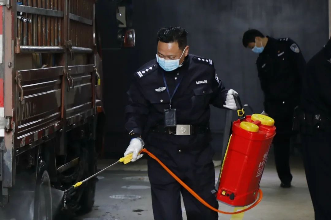 高墙里的"铁门卫"