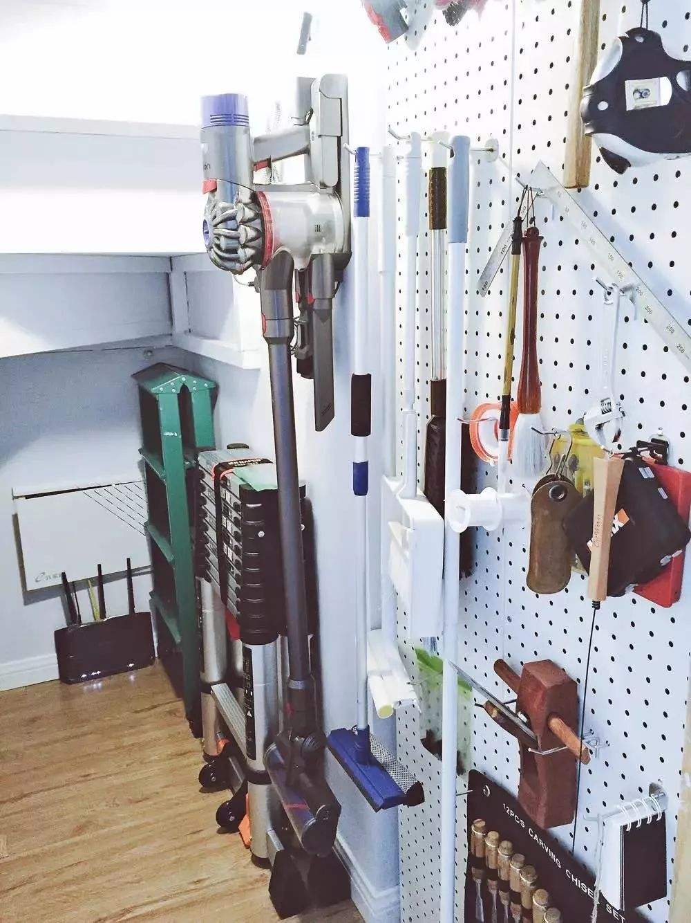 里所有的杂物完完全全地收纳其中,同样是利用洞洞板,让清洁用品"上墙"