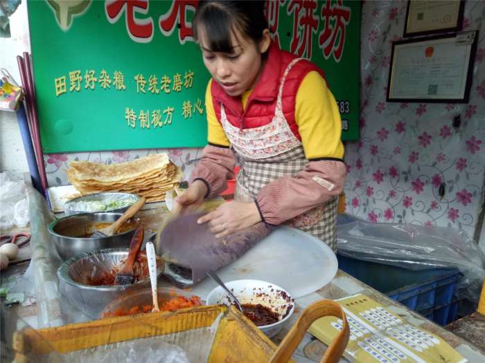 农民夫妻卖杂粮煎饼,每天收入都过千