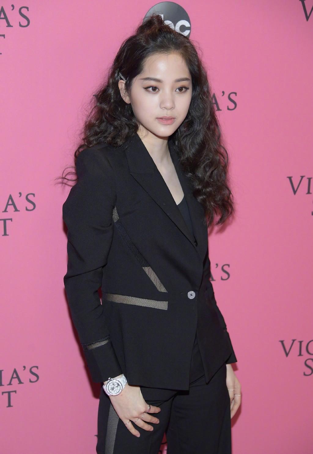欧阳娜娜身穿渔网拼接西装亮相维密 看起来十分稳重大方