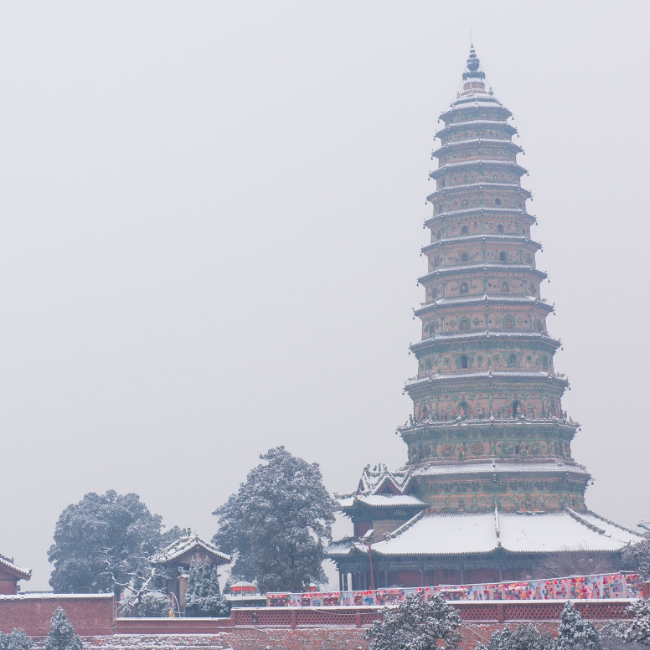 中国现存最大最完整的琉璃塔——飞虹塔,五彩斑斓,如