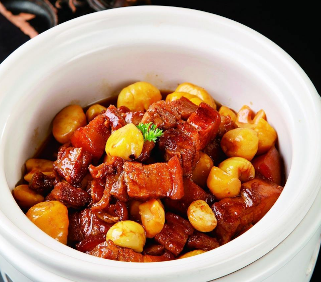 美食之板栗牛腩煲:冬至过后最适合滋补,这一道美食让你能量满满