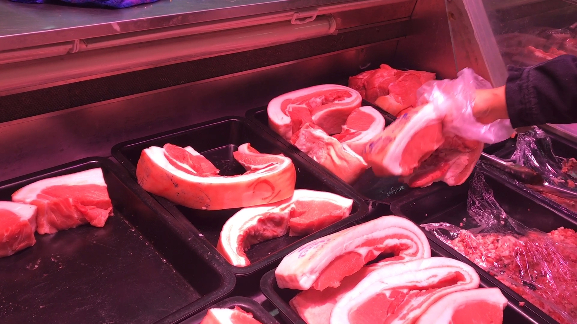 一次买了10斤猪肉包饺子,郑州猪肉真的降价了?网友:太奢侈了