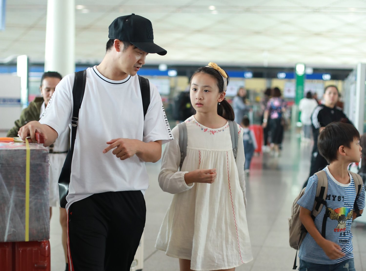 "女儿奴"田亮紧依森碟热聊不停 小亮仔惨遭冷落满脸不开心