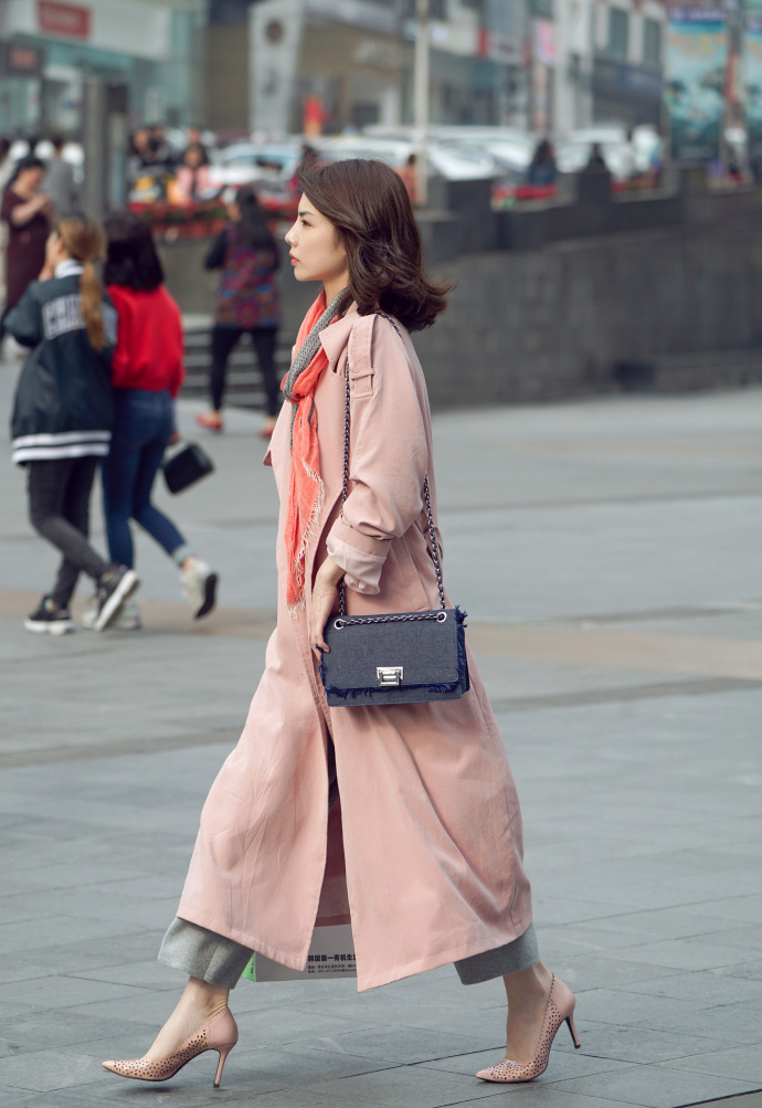 街拍:侧面很像杨丞琳,镂空长裙女神范,娇羞妩媚小妖精