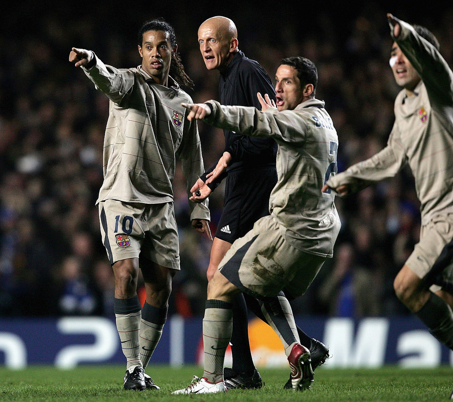 天平也许会倾斜,但科里纳不会! 你还记得这位鹰眼裁判么?