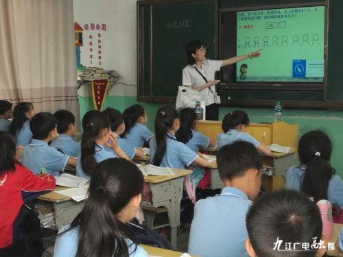 九江实验中学到修水上奉镇中心小学送教下乡活动