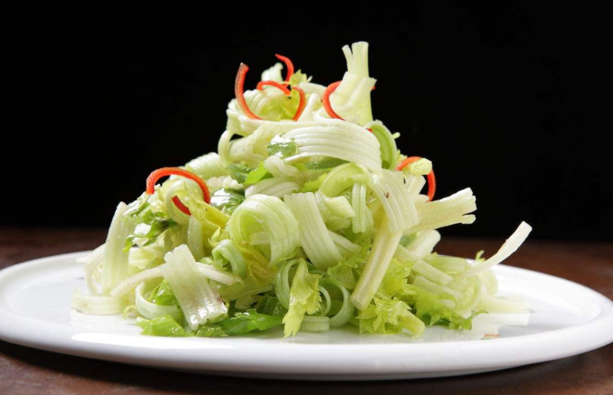 海米拌马家沟芹菜一定有很多人都没有吃过吧,非常的好吃!