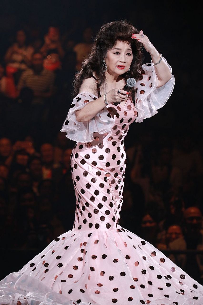 最近热议徐小凤在最近的湾区升明月的晚会上假唱.