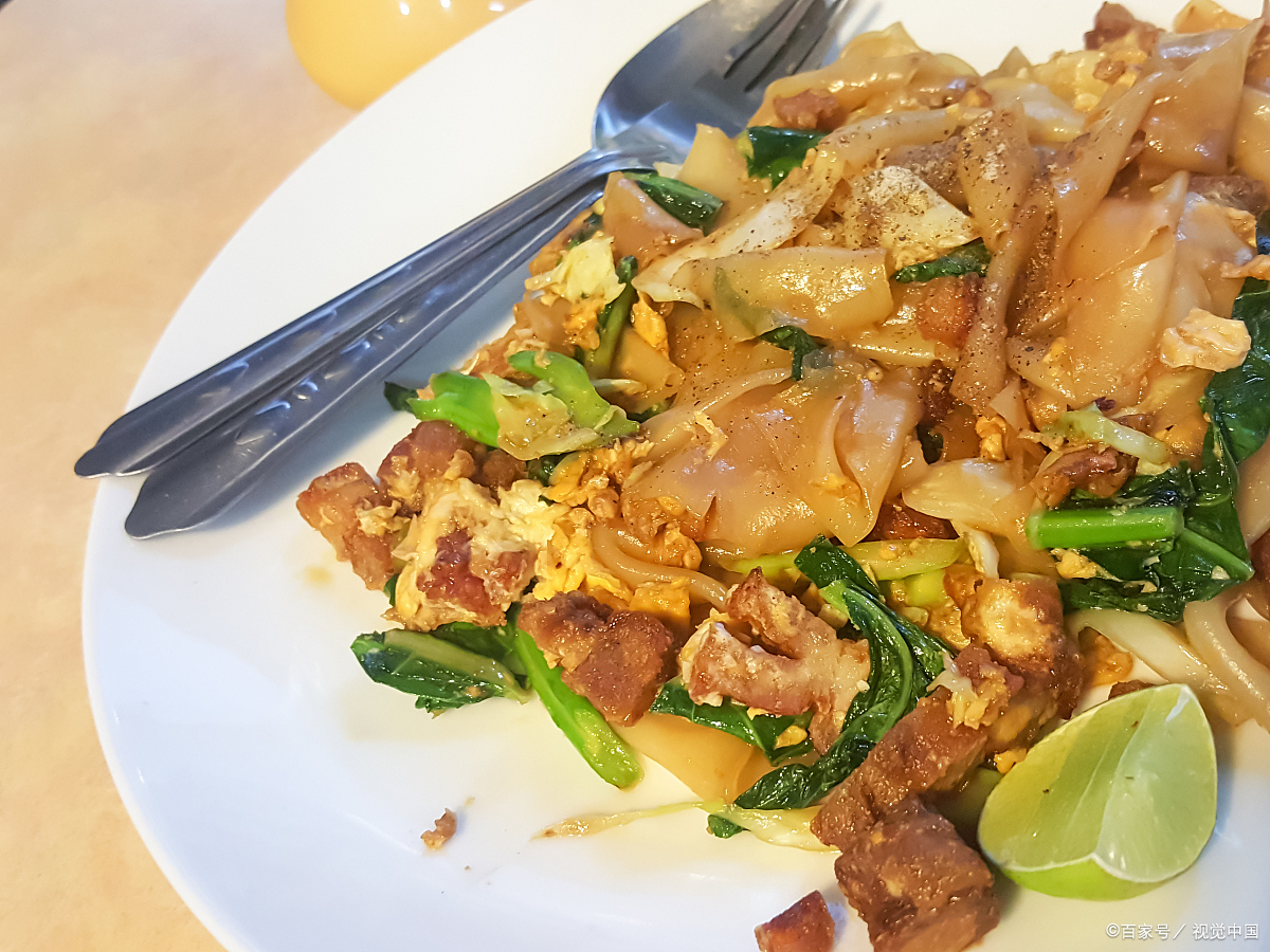 以下是粉皮靠肉的做法:  将五花肉切成薄片,加入料酒,水淀粉,鸡蛋清