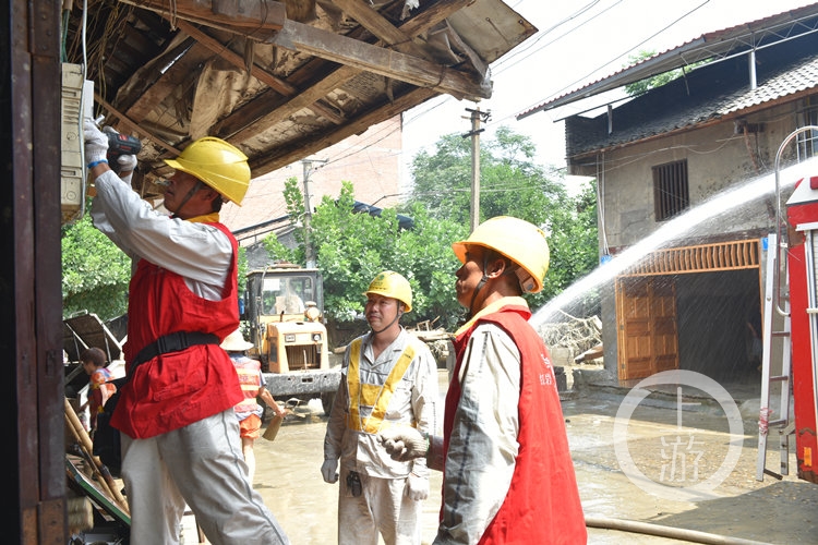 電力部門為合川太和鎮居民更換受損電錶,全區預計明日18時恢復供電