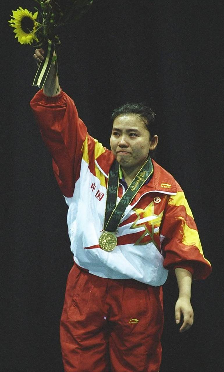 1988年,邓亚萍刚被选进国家队时的照片,她的身高只有155cm,比其他队员