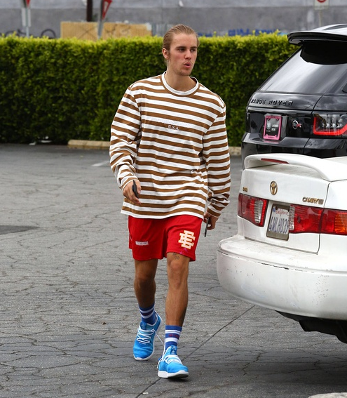 比伯2018年跟2019年路人抓拍对比,这是颜值回春了吗?