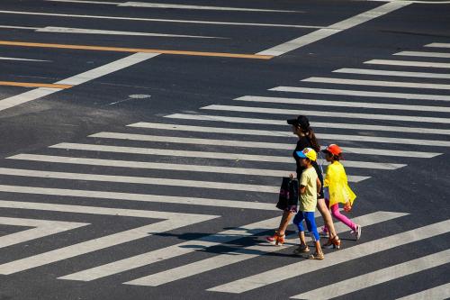 母女俩过马路未走斑马线 被拘留10天