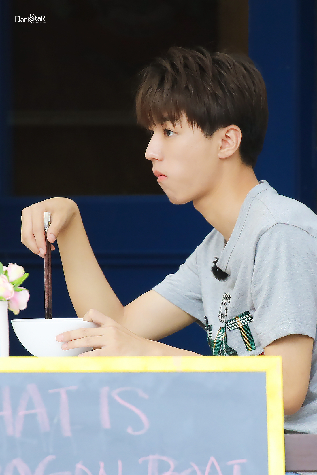 王俊凯吃面的样子好呆萌,那毛茸茸的脑袋瓜啊,都要到碗里去了