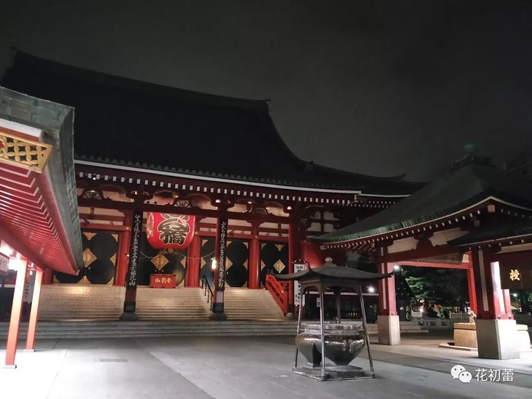 清晨的浅草寺 寺庙本堂前,会看到这样的净手池,水瓢是竹制的,首先用它