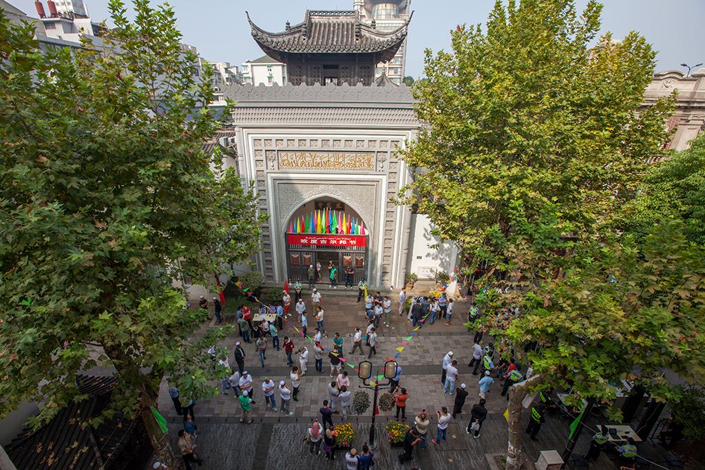 二,扬州仙鹤寺 扬州仙鹤寺建于宋朝,据说在兴建此清真寺时,是按照仙鹤