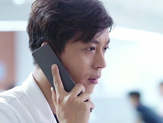 李佳航饰演张伟,平民律师.