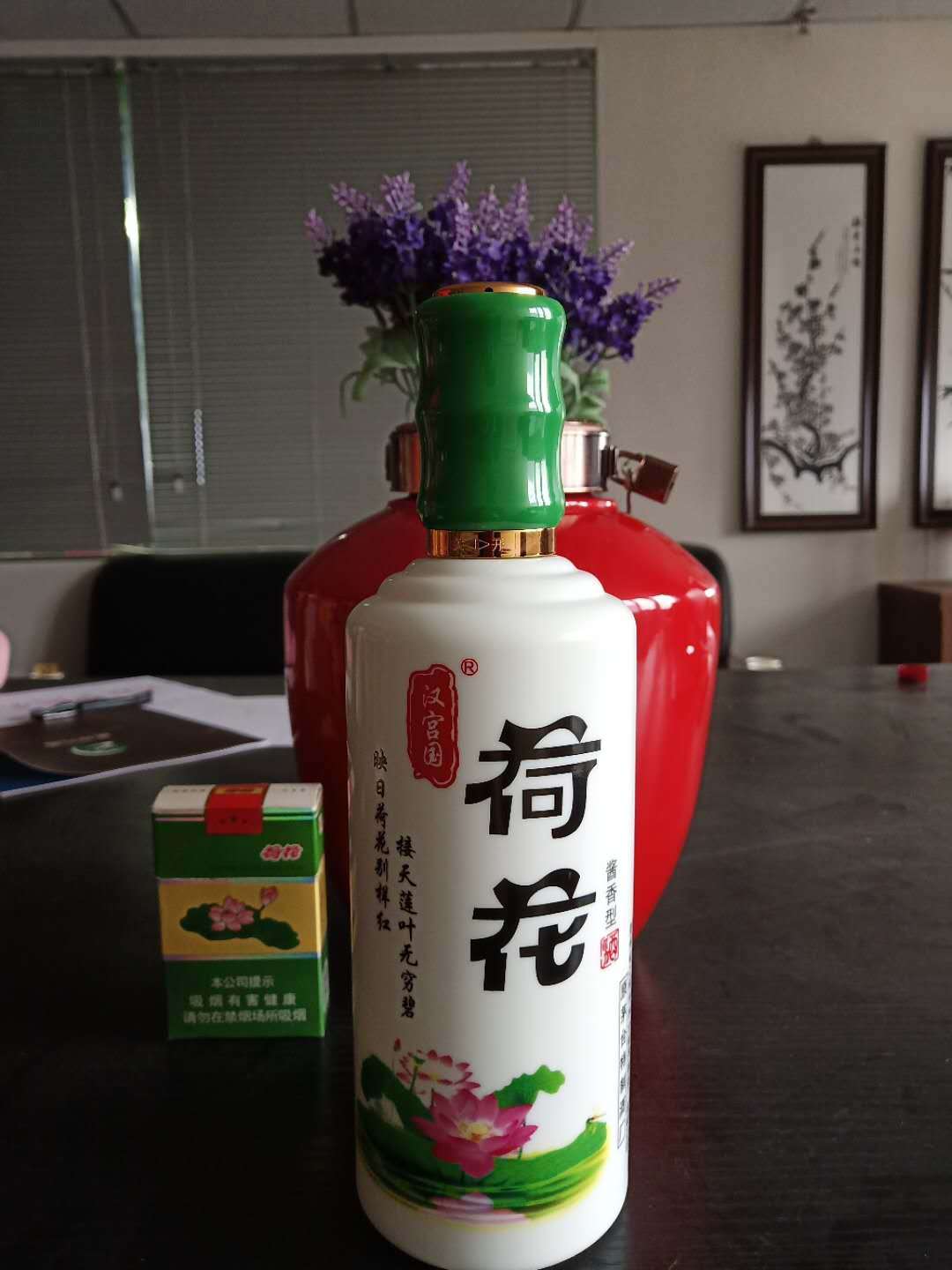 第五名:汉宫国荷花酒,这款荷花一品,入口很柔顺,但是唇齿留香,酱香味