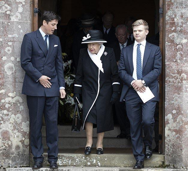 93岁英女王闺蜜逝世!黑色礼服出席葬礼,面带微笑却眼神哀伤