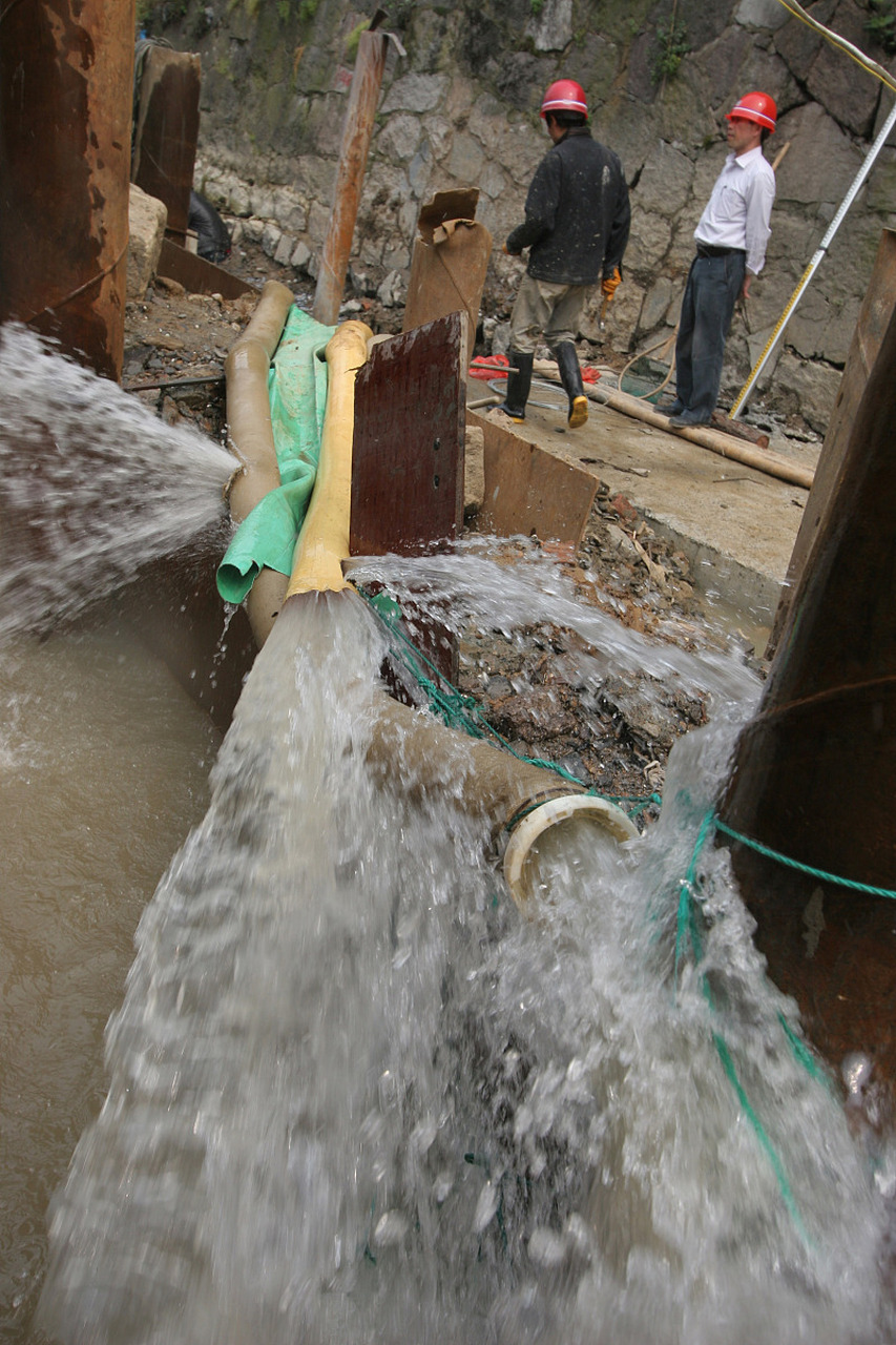水下灌浆料的高流动性与可灌性:水下灌浆料展现出较佳的流动性和自流
