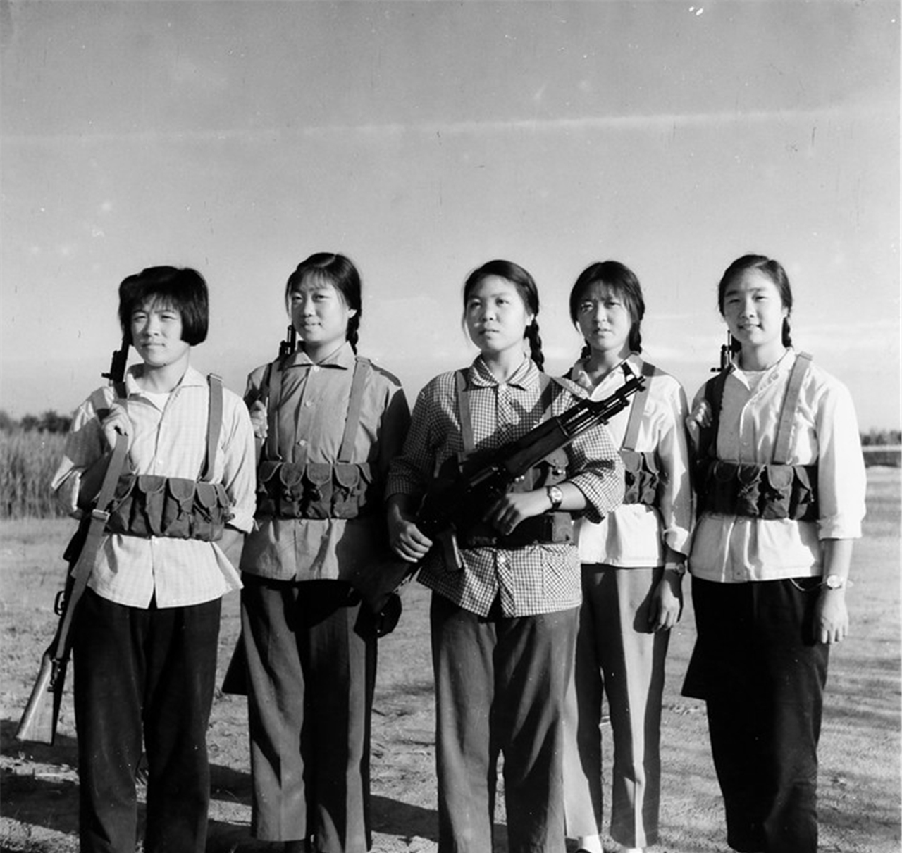 老照片:60年代的劳动妇女,女民兵们正在交流打靶技术.