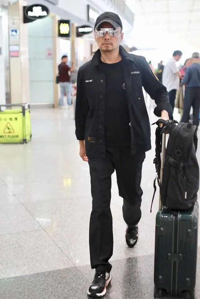 56岁张涵予低调出行,展露硬汉风范,造型时髦又显男人味