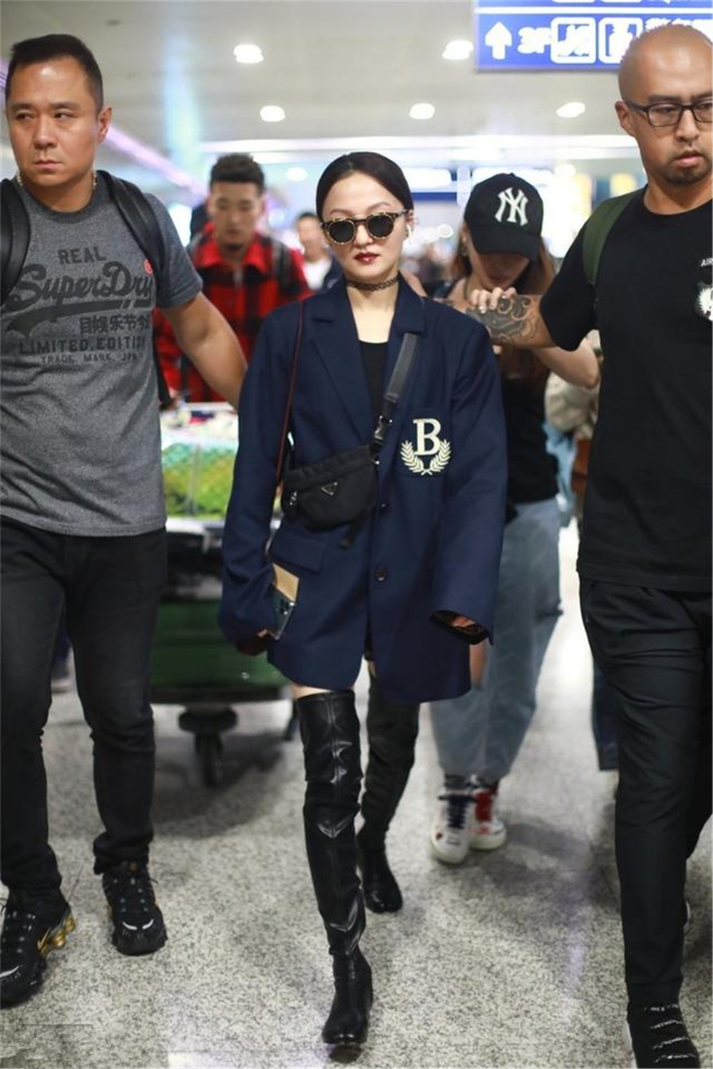 张韶涵穿衣太有气场,158身高穿西装配过膝靴,成小个子穿衣榜样