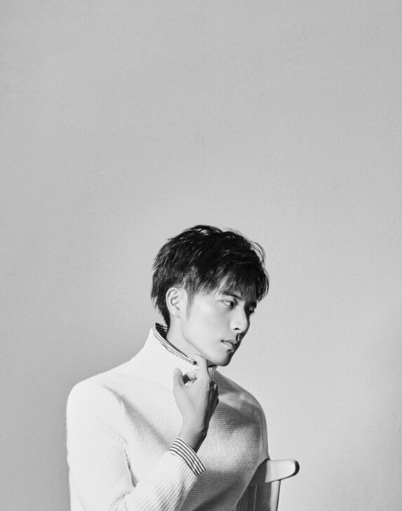 照片中,徐开骋一袭花色衬衫外搭西装马甲,完美展露优越挺拔的身材,于