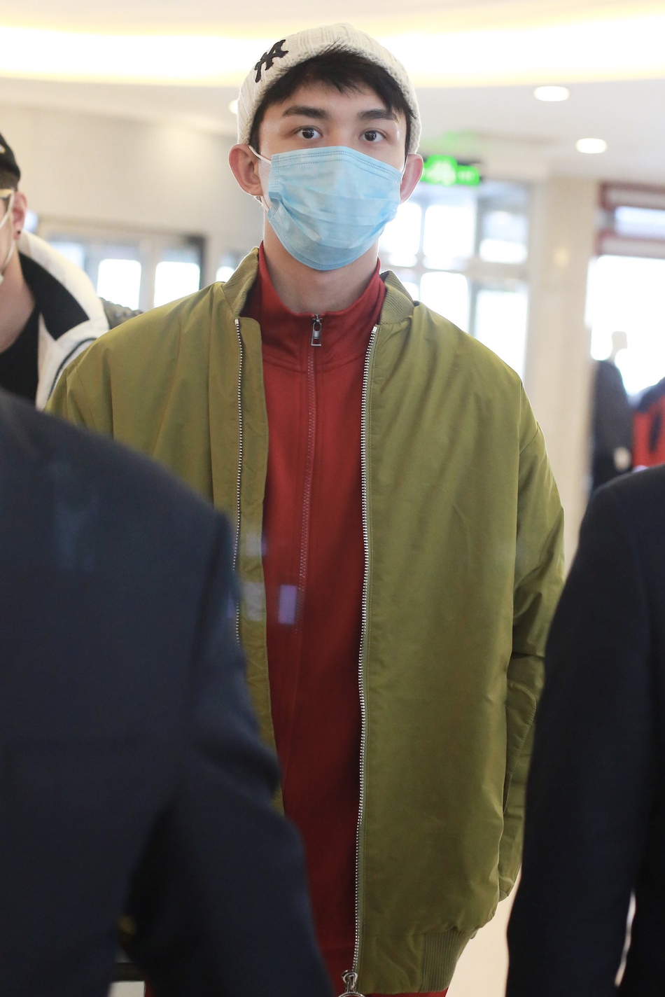 组图:吴磊现身央视春晚第五次联排 "红配绿"亮眼口罩难掩帅气