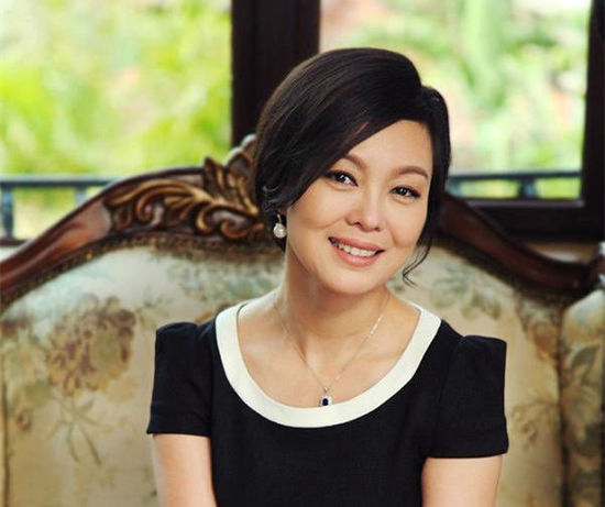 她出道29年,气质优雅大方,如今49岁被称为"剧中的豪门富太太"