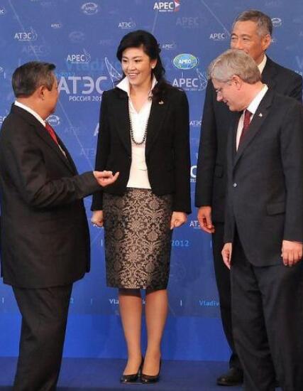 泰国前总理英拉:小腿白皙光滑太性感,娇羞表情让人心动!