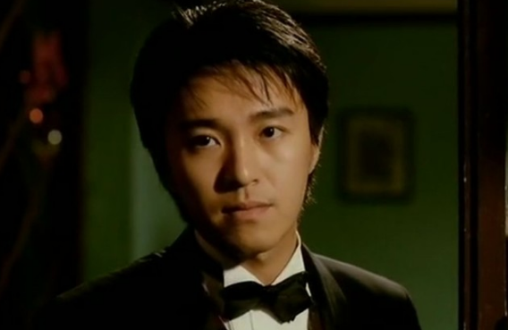 特别是在《食神》里,钟丽缇的出现就是周星驰的回忆,这里就是按照初恋