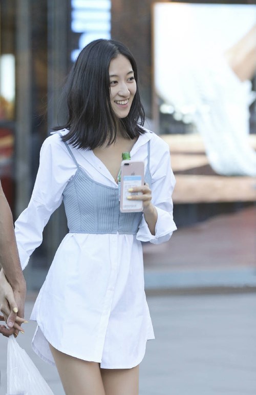 街拍:小姐姐穿白色衬衫裙,长发披肩,笑容甜美,清纯迷人